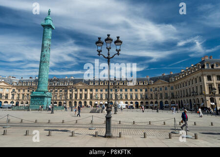 Paris, Frankreich, 23. Juni 2018: Weitwinkelansicht Place Vendome Platz mit blauen Himmel. Stockfoto