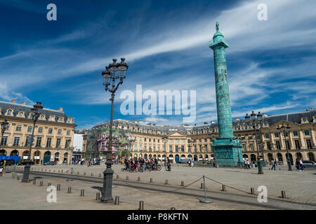 Paris, Frankreich, 23. Juni 2018: Weitwinkelansicht Place Vendome Platz mit blauen Himmel. Stockfoto