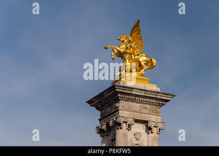 Skulptur auf Pont Alexandre III Brücke in Paris, Frankreich Stockfoto