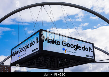 Machen Google tun es Anzeige oben Alte Straße Kreisverkehr, London, England, Großbritannien Stockfoto