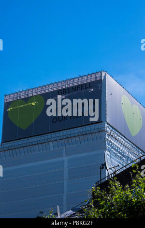 Grenfell Turm in Plastikplanen nach Feuer, London, England, Großbritannien Stockfoto