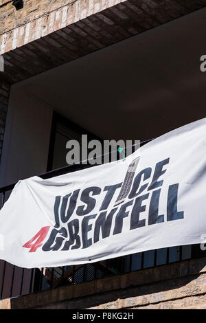 Recht 4 Grenfell Banner, London, England, Großbritannien Stockfoto