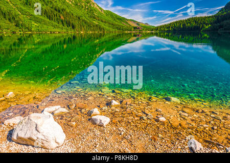 Die Steine auf dem Boden des Sees, klares Wasser, klare See Morskie Oko in der Tatra Stockfoto