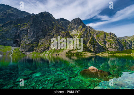 Hohe Tatra und malerischen klare See Czarny Staw Stockfoto