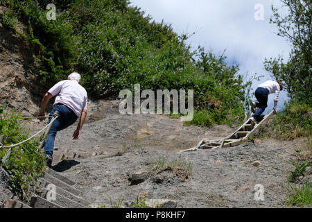 Paar auf die Felsen und auf dem Hügel bei Ravenscar genießen den Spaziergang und die Dichtungen Stockfoto