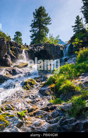 Mountain River Wasserfall schöne Landschaft an einem sonnigen Tag Stockfoto