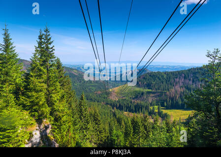 Schöne Aussicht aus einer Höhe, die Berge und das Tal, Aufnahmen aus dem Cockpit der Seilbahn Stockfoto