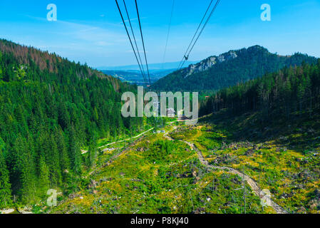 Die Aufnahme einer wunderschönen Berglandschaft von der Seilbahn, Polen Stockfoto