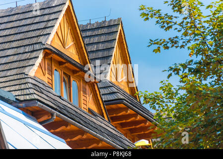 Dach eines zweistöckigen Haus gegen den blauen Himmel Stockfoto
