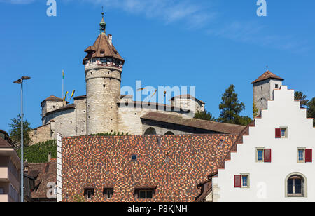 Die Festung Munot über dem Gebäude des historischen Teils der Stadt Schaffhausen, Schweiz. Die munot ist ein runder 16. Jahrhundert fortificati Stockfoto