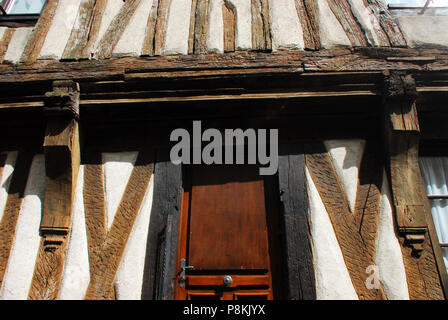 Architektonische Details, die in der Nähe zu dieser erstaunlichen Hälfte gefangen - Holzhaus in bezaubernden Noyers-Sur-Serein, Frankreich. Stockfoto
