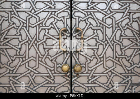 In der Nähe von Hassan-II.-Moschee, Casablanca, Marokko sich der Tür mit symmetrische geometrische islamischen Muster Stockfoto