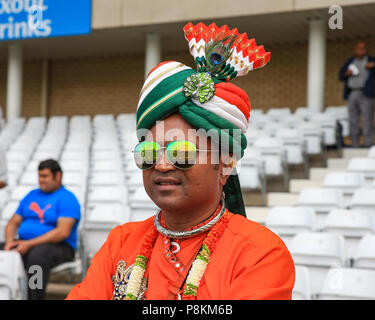 Trent Bridge, Nottingham, England, UK. 12. Juli 2018. 1. ODI, Royal London eintägiger Serie England V Indien; Indien fan Uhren sein Team warm up Credit: Aktuelles Bilder/Alamy leben Nachrichten Stockfoto