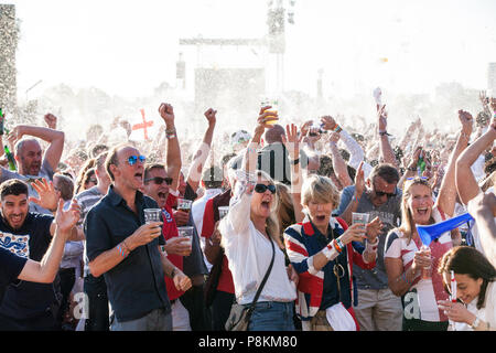 London, Großbritannien. 11. Juli 2018. 30.000 Fans feiern England England's erstes Ziel gegen Kroatien bei der öffentlichen Vorführung des FIFA WM 2018 Halbfinale im Hyde Park, die größte derartige Screening von einem Fußballspiel seit 1996. Die Veranstaltung wurde durch den Bürgermeister von London und Regierung in Verbindung mit den Royal Parks, die Football Association und anderen Einrichtungen organisiert. Das Spiel bietet England die Chance, ihren ersten WM-Finale seit 1966, die einzige Gelegenheit sie das Turnier gewonnen haben zu erreichen. Credit: Mark Kerrison/Alamy leben Nachrichten Stockfoto