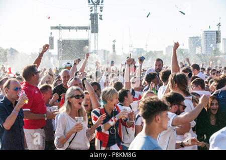 London, Großbritannien. 11. Juli 2018. 30.000 Fans feiern England England's erstes Ziel gegen Kroatien bei der öffentlichen Vorführung des FIFA WM 2018 Halbfinale im Hyde Park, die größte derartige Screening von einem Fußballspiel seit 1996. Die Veranstaltung wurde durch den Bürgermeister von London und Regierung in Verbindung mit den Royal Parks, die Football Association und anderen Einrichtungen organisiert. Das Spiel bietet England die Chance, ihren ersten WM-Finale seit 1966, die einzige Gelegenheit sie das Turnier gewonnen haben zu erreichen. Credit: Mark Kerrison/Alamy leben Nachrichten Stockfoto