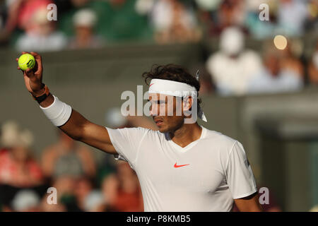 London, Großbritannien. 11. Juli 2018. Rafael Nadal sorgen Tag neun der Wimbledon Tennis Meisterschaften bei den All England Lawn Tennis und Croquet Club am 11. Juli 2018 in London, England. Personen: Rafael Nadal Credit: Hoo Me.Com/Media Punch/Alamy leben Nachrichten Stockfoto
