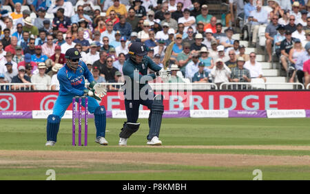 Nottingham, UK. 12. Juli 2018, Royal London, eines Tages International, England V Indien, Trent Bridge, nahe Anruf für Jason Roy, wie die Kugel gerade sein Bein stumpf Credit vermisst: David Kissman/Alamy leben Nachrichten Stockfoto