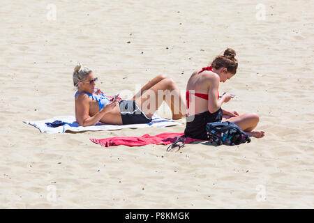 Bournemouth, Dorset, Großbritannien. 12. Juli 2018. UK Wetter: Immer noch kein Regen in Bournemouth! Die Hitzewelle ist weiterhin mit einem anderen heißen, sonnigen Tag, als Sonnenanbeter die Wetter und Kopf an der Küste in Bournemouth Strände machen. Credit: Carolyn Jenkins/Alamy leben Nachrichten Stockfoto