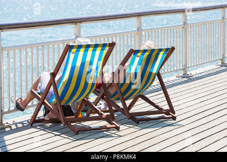 Bournemouth, Dorset, Großbritannien. 12. Juli 2018. UK Wetter: Immer noch kein Regen in Bournemouth! Die Hitzewelle ist weiterhin mit einem anderen heißen, sonnigen Tag, als Sonnenanbeter die Wetter und Kopf an der Küste in Bournemouth Strände machen. Credit: Carolyn Jenkins/Alamy leben Nachrichten Stockfoto