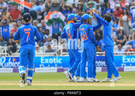 Trent Bridge, Nottingham, England, UK. 12. Juli 2018, Trent Brücke, Nottingham, England; 1. ODI, Royal London eintägiger Serie England V Indien; Kuldeep Yadav von Indien feiert seinen ersten Wicket nach der Einnahme von Jason Roy von England Credit: Aktuelles Bilder/Alamy leben Nachrichten Stockfoto