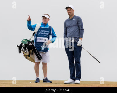 Gullane Golf Club, Gullane, Großbritannien. 12. Juli 2018. Aberdeen Investitionen Scottish Open Golf, Runde 1; Ross Fisher, schossen mit Anleitung von seinem Caddy am 10. Fairway Credit: Aktion plus Sport/Alamy leben Nachrichten Stockfoto