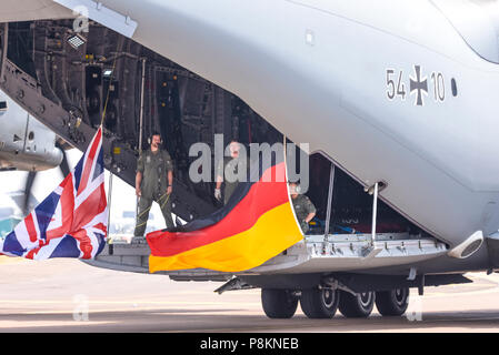 RAF Fairford, Gloucestershire, UK. 12. Juli 2018. Das Royal International Air Tattoo. Deutsche Luftwaffe Crew, die unter Billigflaggen fahren Stockfoto