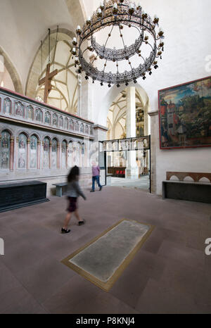 Merseburg, Deutschland. 12. Juli 2018. Der Grabstein des Bischofs Thietmar in der Kapelle des Bischofs von Merseburg Dom gesehen werden kann. Eine neue Sonderausstellung "Thietmars Welt. Ein merseburger Bischof schreibt Geschichte" (Lit. "Thietmar der Welt. Ein Bischof von Merseburg schreibt Geschichte") widmet sich der Bischof Thietmar von Merseburg (975-1018). Die Ausstellung über Thietmar von Merseburg (975-1018) läuft vom 15. Juli bis zum 04. November 2018. Credit: Hendrik Schmidt/dpa-Zentralbild/ZB/dpa/Alamy leben Nachrichten Stockfoto