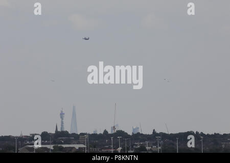 London, Großbritannien. 12. Juli 2018. Hubschrauber des Präsidenten Trump entourage Fliegen in Central London, UK Credit: Amanda Rose/Alamy leben Nachrichten Stockfoto