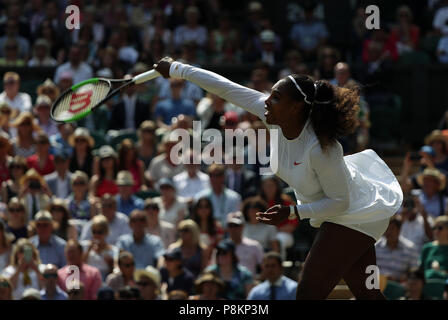 12. Juli 2018 All England Lawn Tennis und Croquet Club, London, England; die Wimbledon Tennis Championships, Tag 10; Serena Williams (USA), während ihr Match gegen Julia Goerges (DEU) Credit: Aktion Plus Sport Bilder/Alamy leben Nachrichten Stockfoto