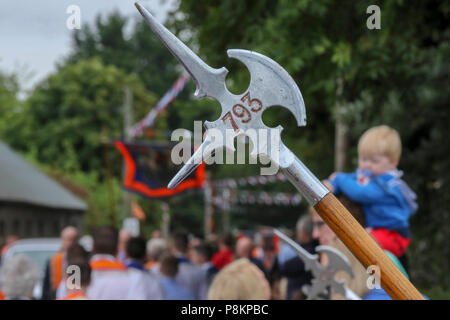 Donaghcloney, County Down, Nordirland. vom 12. Juli 2018. Orange um die Parade am 12. Juli in Nordirland. Der zwölften Juli wird von Orange Um markierte Paraden über Nordirland. Die größte Parade in der Grafschaft war in diesem Jahr bei Donaghcloney. Tausende stellte sich heraus, dass die Parade durch das Dorf zu sehen. Die Paraden über Nordirland kennzeichnen den Sieg von Wilhelm von Orange über James in der Schlacht am Boyne im Jahre 1690. Tausende stellte sich heraus, dass die bunte Parade bei Donaghcloney zu beobachten. Credit: CAZIMB/Alamy Leben Nachrichten. Stockfoto