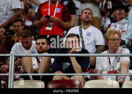 Moskau, Russland. 11. Juli 2018. England Fans schauen nach dem 2018 FIFA World Cup Semi Final Match zwischen Kroatien und England an Luzhniki Stadion am 11. Juli 2018 in Moskau, Russland niedergeschlagen. Credit: PHC Images/Alamy leben Nachrichten Stockfoto
