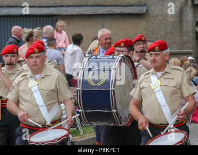 Donaghcloney, County Down, Nordirland. vom 12. Juli 2018. Orange um die Parade am 12. Juli in Nordirland. Der zwölften Juli wird von Orange Um markierte Paraden über Nordirland. Die größte Parade in der Grafschaft war in diesem Jahr bei Donaghcloney. Tausende stellte sich heraus, dass die Parade durch das Dorf zu sehen. Die Paraden über Nordirland kennzeichnen den Sieg von Wilhelm von Orange über James in der Schlacht am Boyne im Jahre 1690. Tausende stellte sich heraus, dass die bunte Parade bei Donaghcloney zu beobachten. Credit: CAZIMB/Alamy Leben Nachrichten. Stockfoto