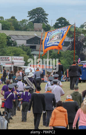 Donaghcloney, County Down, Nordirland. vom 12. Juli 2018. Orange um die Parade am 12. Juli in Nordirland. Der zwölften Juli wird von Orange Um markierte Paraden über Nordirland. Die größte Parade in der Grafschaft war in diesem Jahr bei Donaghcloney. Tausende stellte sich heraus, dass die Parade durch das Dorf zu sehen. Die Paraden über Nordirland kennzeichnen den Sieg von Wilhelm von Orange über James in der Schlacht am Boyne im Jahre 1690. Tausende stellte sich heraus, dass die bunte Parade bei Donaghcloney zu beobachten. Credit: CAZIMB/Alamy Leben Nachrichten. Stockfoto