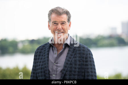 Hamburg, Deutschland. 12. Juli 2018. Irische Schauspieler Pierce Brosnan am Fotoshooting von 'Mamma Mia 2'. Credit: Daniel Reinhardt/dpa/Alamy leben Nachrichten Stockfoto