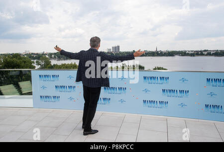 Hamburg, Deutschland. 12. Juli 2018. Irische Schauspieler Pierce Brosnan am Fotoshooting von 'Mamma Mia 2'. Credit: Daniel Reinhardt/dpa/Alamy leben Nachrichten Stockfoto