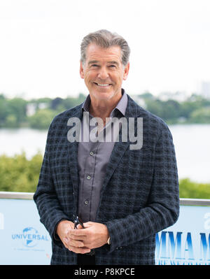 Hamburg, Deutschland. 12. Juli 2018. Irische Schauspieler Pierce Brosnan am Fotoshooting von 'Mamma Mia 2'. Credit: Daniel Reinhardt/dpa/Alamy leben Nachrichten Stockfoto