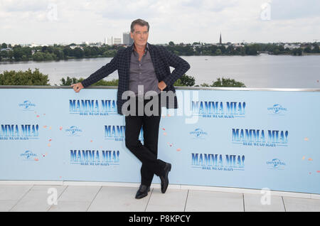 Hamburg, Deutschland. 12. Juli 2018. Irische Schauspieler Pierce Brosnan am Fotoshooting von 'Mamma Mia 2'. Credit: Daniel Reinhardt/dpa/Alamy leben Nachrichten Stockfoto