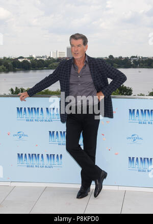 Hamburg, Deutschland. 12. Juli 2018. Irische Schauspieler Pierce Brosnan am Fotoshooting von 'Mamma Mia 2'. Credit: Daniel Reinhardt/dpa/Alamy leben Nachrichten Stockfoto