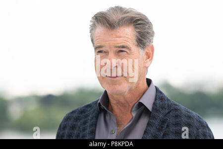 Hamburg, Deutschland. 12. Juli 2018. Irische Schauspieler Pierce Brosnan am Fotoshooting von 'Mamma Mia 2'. Credit: Daniel Reinhardt/dpa/Alamy leben Nachrichten Stockfoto