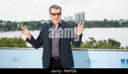 Hamburg, Deutschland. 12. Juli 2018. Irische Schauspieler Pierce Brosnan am Fotoshooting von 'Mamma Mia 2'. Credit: Daniel Reinhardt/dpa/Alamy leben Nachrichten Stockfoto