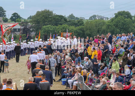 Donaghcloney, County Down, Nordirland. vom 12. Juli 2018. Orange um die Parade am 12. Juli in Nordirland. Der zwölften Juli wird von Orange Um markierte Paraden über Nordirland. Die größte Parade in der Grafschaft war in diesem Jahr bei Donaghcloney. Tausende stellte sich heraus, dass die Parade durch das Dorf zu sehen. Die Paraden über Nordirland kennzeichnen den Sieg von Wilhelm von Orange über James in der Schlacht am Boyne im Jahre 1690. Tausende stellte sich heraus, dass die bunte Parade bei Donaghcloney zu beobachten. Credit: CAZIMB/Alamy Leben Nachrichten. Stockfoto