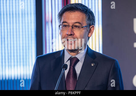 Juli 12, 2018 - Josep Maria Bartomeu Präsident des FC Barcelona bei der Präsentation von Arthur Melo aus Brasilien, nachdem die ersten neuen Signing für FC Barcelona 2018/2019 La Liga Team: im Camp Nou, Barcelona am 11. Juli 2018. Credit: Xavier Bonilla/AFP 7/ZUMA Draht/Alamy leben Nachrichten Stockfoto