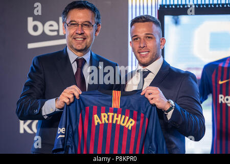 Juli 12, 2018 - Josep Maria Bartomeu Präsident des FC Barcelona bei der Präsentation von Arthur Melo aus Brasilien, nachdem die ersten neuen Signing für FC Barcelona 2018/2019 La Liga Team: im Camp Nou, Barcelona am 11. Juli 2018. Credit: Xavier Bonilla/AFP 7/ZUMA Draht/Alamy leben Nachrichten Stockfoto