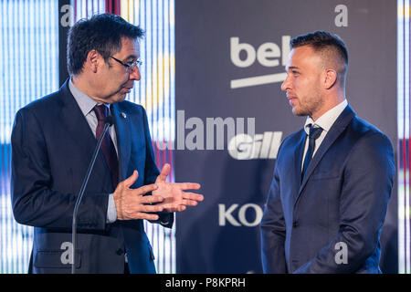 Juli 12, 2018 - Josep Maria Bartomeu Präsident des FC Barcelona bei der Präsentation von Arthur Melo aus Brasilien, nachdem die ersten neuen Signing für FC Barcelona 2018/2019 La Liga Team: im Camp Nou, Barcelona am 11. Juli 2018. Credit: Xavier Bonilla/AFP 7/ZUMA Draht/Alamy leben Nachrichten Stockfoto