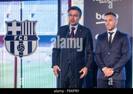 Juli 12, 2018 - Josep Maria Bartomeu Präsident des FC Barcelona bei der Präsentation von Arthur Melo aus Brasilien, nachdem die ersten neuen Signing für FC Barcelona 2018/2019 La Liga Team: im Camp Nou, Barcelona am 11. Juli 2018. Credit: Xavier Bonilla/AFP 7/ZUMA Draht/Alamy leben Nachrichten Stockfoto