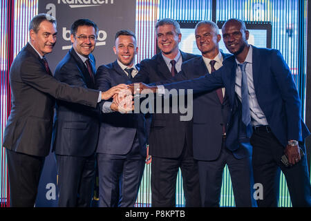 Juli 12, 2018 - Josep Maria Bartomeu Präsident des FC Barcelona, Eric Abidal und Jordi Mestre bei der Präsentation von Arthur Melo aus Brasilien, nachdem die ersten neuen Signing für FC Barcelona 2018/2019 La Liga Team: im Camp Nou, Barcelona am 11. Juli 2018. Credit: Xavier Bonilla/AFP 7/ZUMA Draht/Alamy leben Nachrichten Stockfoto