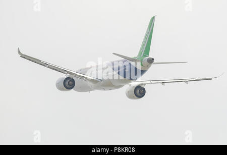 Shanghai, China. 12. Juli 2018. Die Nr. 102 C919 Flugzeug fliegt über Flughafen Pudong in Shanghai, China, 12. Juli 2018. Nach seinem ersten Flug aus der Endmontagelinie in Shanghai, das Flugzeug in Dongying Shengli Flughafen in der ostchinesischen Provinz Shandong gelandet. China's C919 große Passagiermaschine Projekt in eine neue Phase mit intensiver Flugversuche in mehreren Standorten um das Land eingetragen. Credit: Ding Ting/Xinhua/Alamy leben Nachrichten Stockfoto