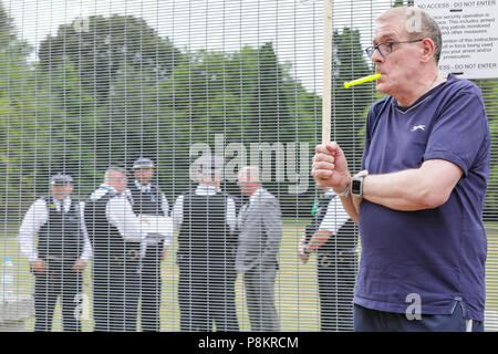 Regent's Park, London, 12. Juli 2018. Polizei zusammen in einem abgesperrten Bereich hinter die Demonstranten. Demonstranten protestieren gegen US-Präsident Donald Trump Besuch in London auf der Hannover Tor, in der Nähe von Winfield House, der US-Botschafter Residenz, wo Trumpf erwartet wird heute einige Zeit zu verbringen. Credit: Imageplotter Nachrichten und Sport/Alamy leben Nachrichten Stockfoto