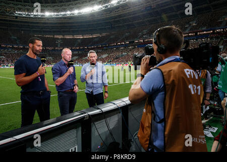 Rio Ferdinand, Alan Shearer und Gary Lineker Broadcast für die BBC nach der 2018 FIFA World Cup Semi Final Match zwischen Kroatien und England an Luzhniki Stadion am 11. Juli 2018 in Moskau, Russland. (Foto von Daniel Chesterton/phcimages.com) Stockfoto