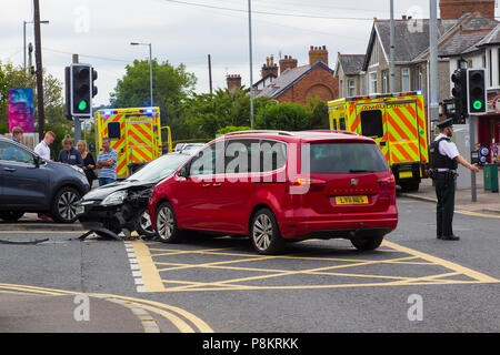 Ballyholme, Nordirland. 12. Juli 2018. Ein multi Fahrzeug Verkehrsunfall bei Ballyholme in Bangor County Ddown Nordirland mit zwei Krankenwagen in Anwesenheit. Einzelheiten über alle verletzten Personen sind noch nicht verfügbar, aber das Bild zeigt umfangreiche damge zu vehichles mit einer in den Gehsteig am Eingang der Mühle Straße Credit montiert: MHarp/Alamy leben Nachrichten Stockfoto